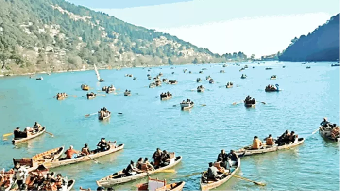 लाल चौक से मनाली तक पर्यटकों से पटे पहाड़, रिकॉर्ड श्रद्धालु पहुंचे वैष्णो देवी