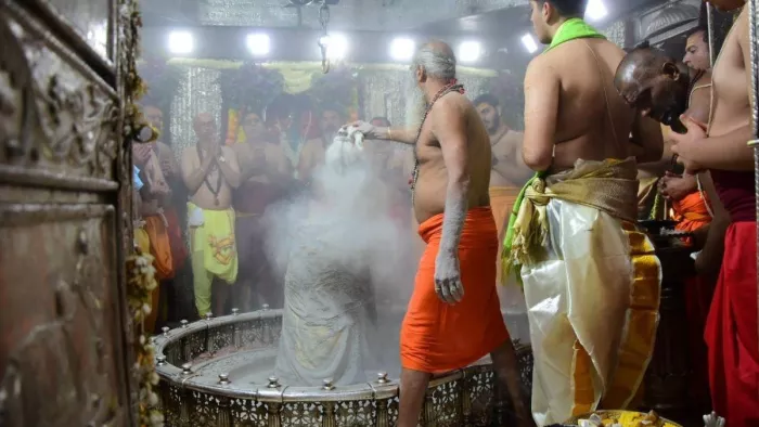 साल की पहली भस्म आरती में पहुंची श्रद्धालुओं की भीड़