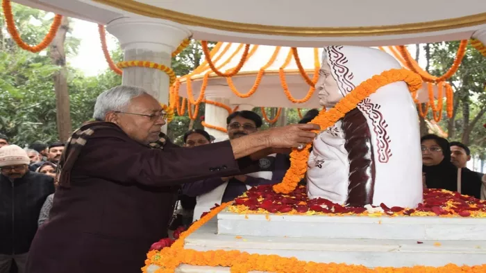हरनौत के कल्याण बिगहा में मां परमेश्वरी देवी की पुण्य तिथि पर उनकी प्रतिमा पर माल्यार्पण करते मुख्यमंत्री नीतीश कुमार।