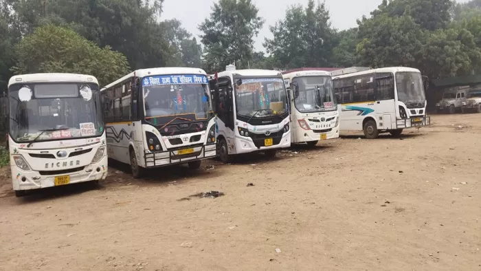 बसों का परिचालन ठप होने से बड़ी यात्रियों की मुश्किलें।