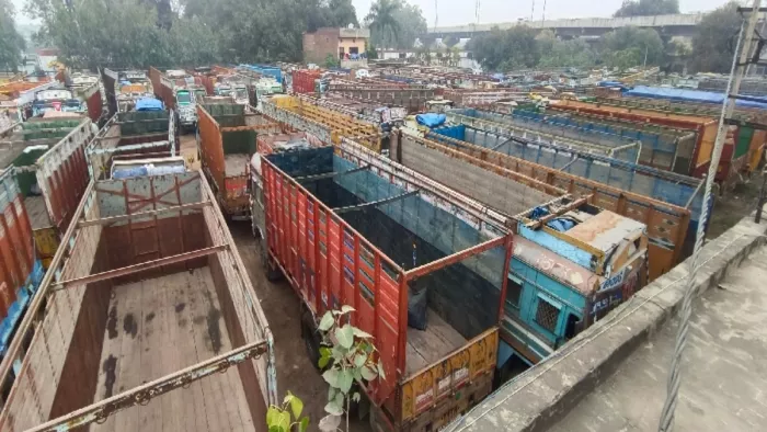 नए ट्रैफिक रुल्स को लेकर ट्रक और प्राइवेट बस चालक खफा।