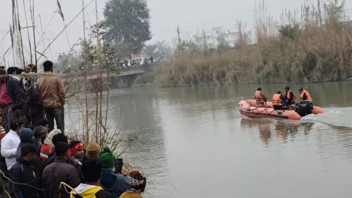 मांट ब्रांच गंग नहर में तलाश करती एनडीआरएफ की टीम व मौजूद लोग। जागरण