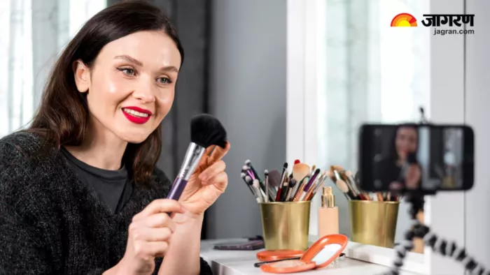 उम्र को 10 साल कम दिखाने में मदद करेंगी 7 Makeup Tips (Image Source: Freepik)