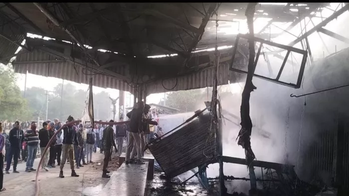 नवादा पुराने स्टेशन पर लगी आग (जागरण)