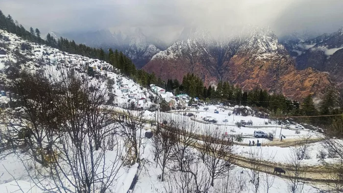 Snowfall in Uttarakhand: गंगोत्री में बर्फबारी, मैदानी इलाकों में बादल