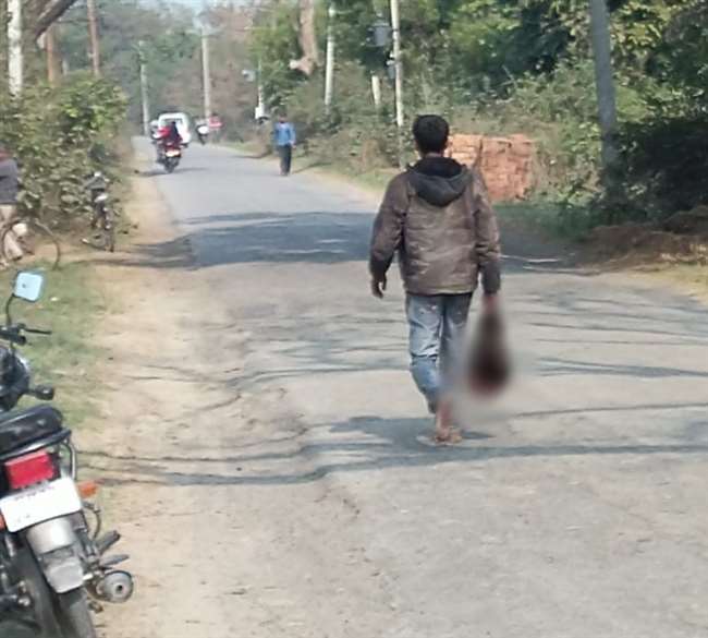 वीभत्स : सरेआम काटी पत्नी की गर्दन, सिर हाथ में लेकर निकला सड़क पर-नजारा देख सहम गए लोग
