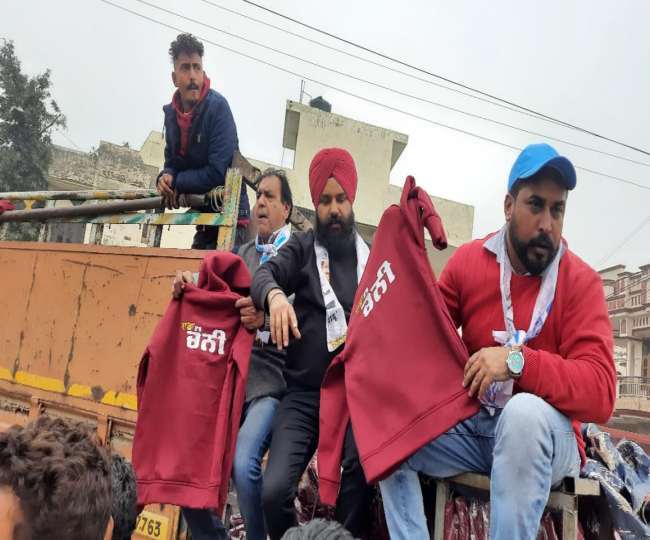Punjab Elections 2022 AAP workers caught two trucks full of track suits written in Sada Channi in Jalandhar