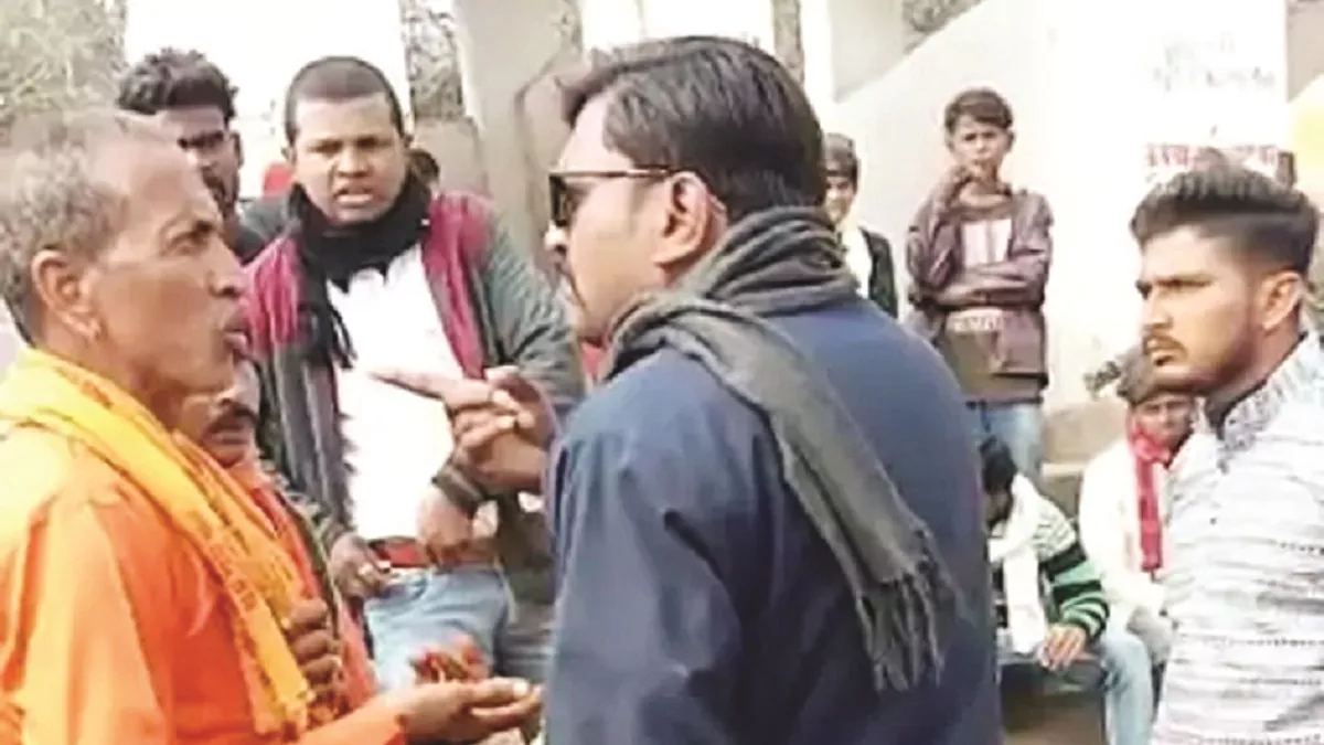 बेणेश्वर धाम में शिक्षक ने पंडितों को धमकाया।
