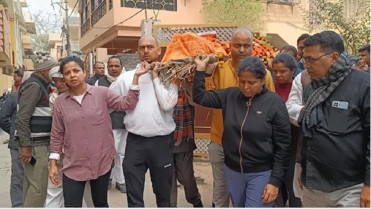 आरा में माता पिता की अर्थी को कांधा देती बेटियां