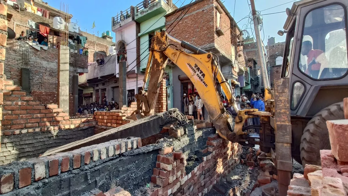 Haldwani Encroachment: बनभूलपुरा में मलिक के बगीचे में अवैध निर्माण ढहाता नगर निगम का बुलडोजर।