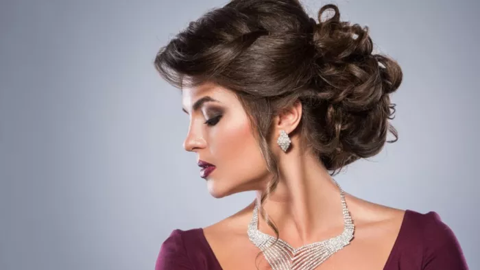 Beautiful Hairstyles: ऑफिस से लेकर पार्टीज़ तक के लिए बेस्ट हैं ये हेयरस्टाइल्स