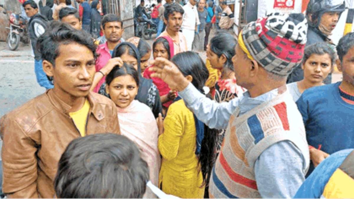 brown sugar smuggler beaten people in bhagalpur for protesting selling brown sugar