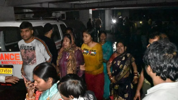 धनबाद में आगजनी से 14 की मौत, रोते-बिलखते परिजन