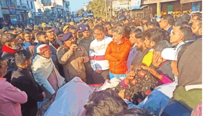 ढांगरी चौक में लोगों से बातचीत करते डीजीपी दिलबाग सिंह फाइल फोटो l जागरण फोटो