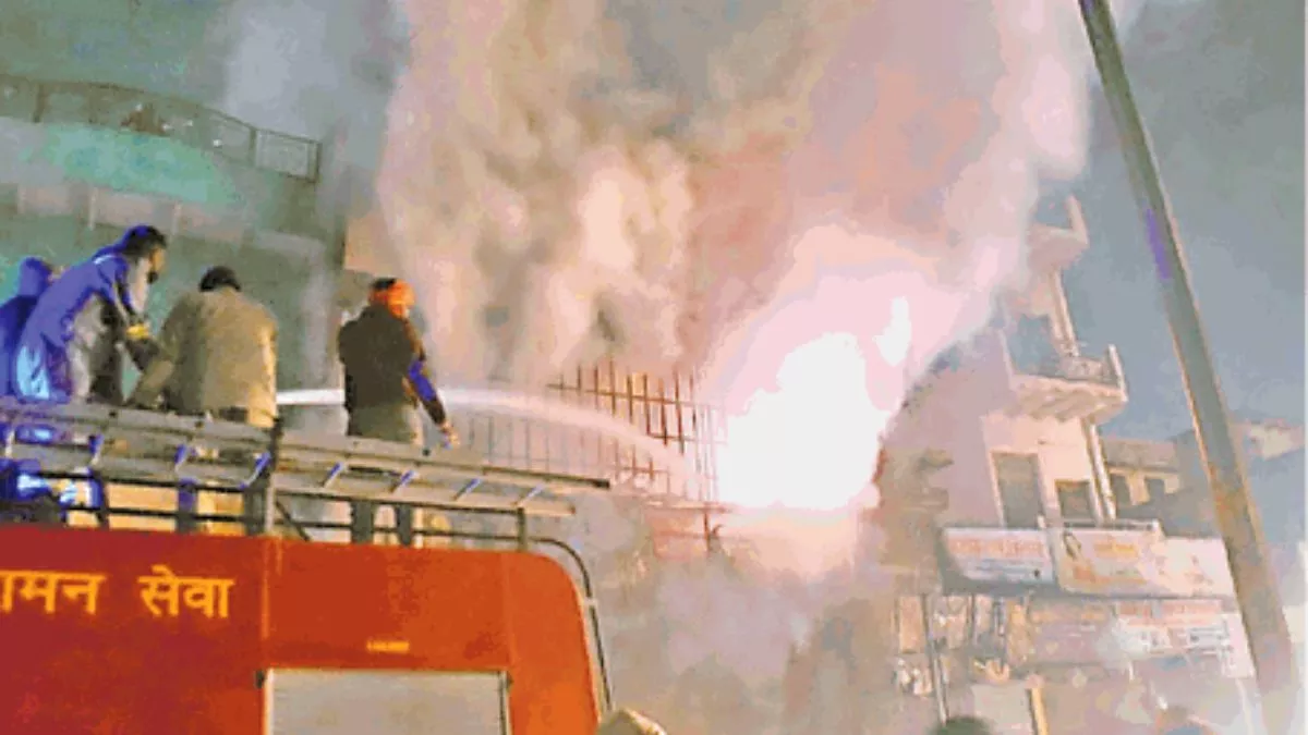 Fire In Mathura: तीन मंजिला शोरूम में लगी भीषण आग, तीन घंटे तक जूझे दमकलकर्मी