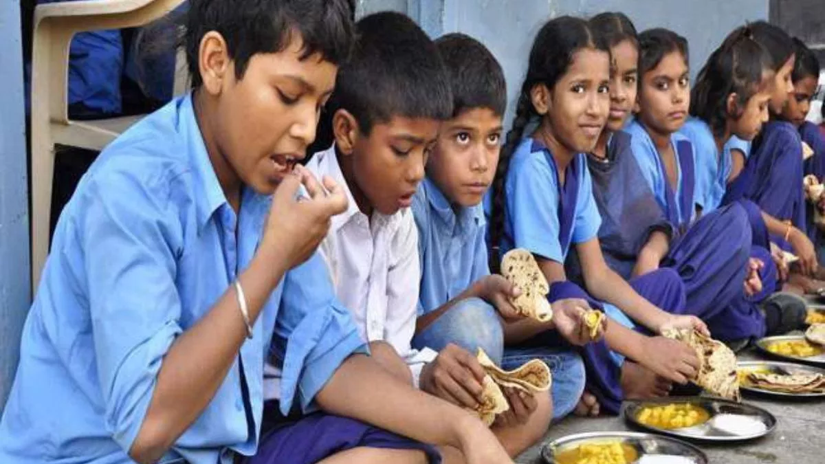 मध्याह्न भोजन के बदले छात्रों के लिए खाद्य सुरक्षा भत्ते के तौर पर निधि जारी की गई थी।