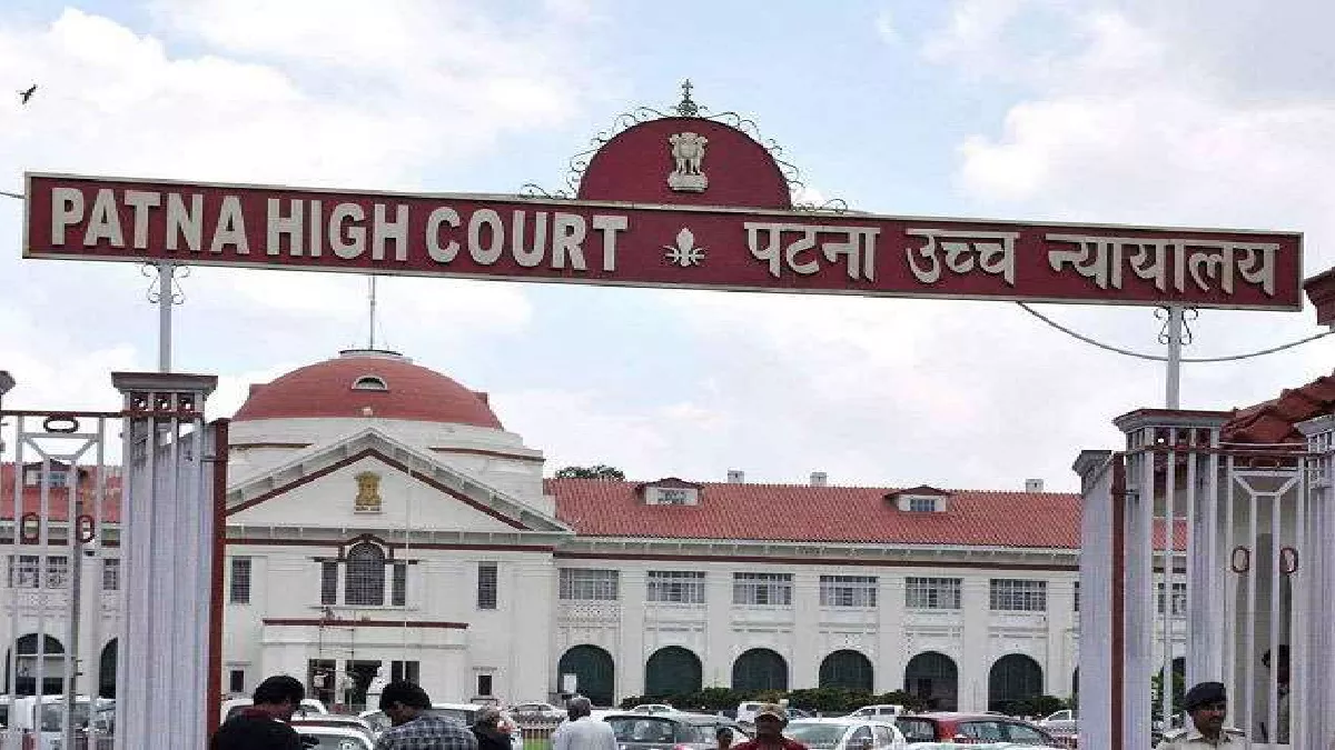 पटना हाईकोर्ट ने अवमानना मामले में मोतिहारी के पूर्व डीईओ को दो दिन की जेल की सजा सुनाई है।