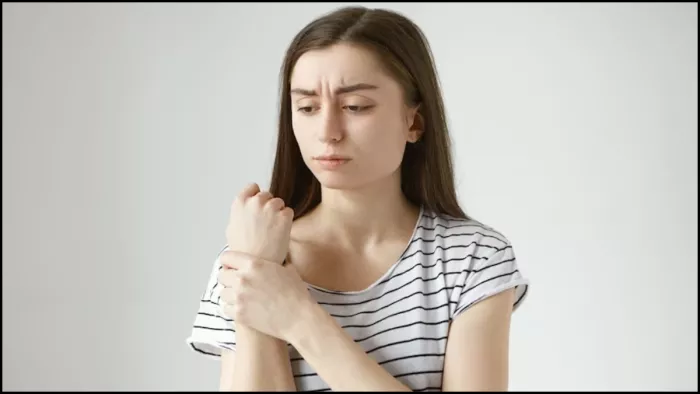 क्या है रूमेटाइड आर्थराइटिस, जानें इसके लक्षण