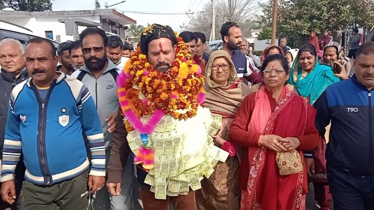 Bharat Jodo Yatra से वापस गांव पहुंचने पर कांग्रेस नेता का जोरदार स्वागत, समर्थकों ने पहनाया हार