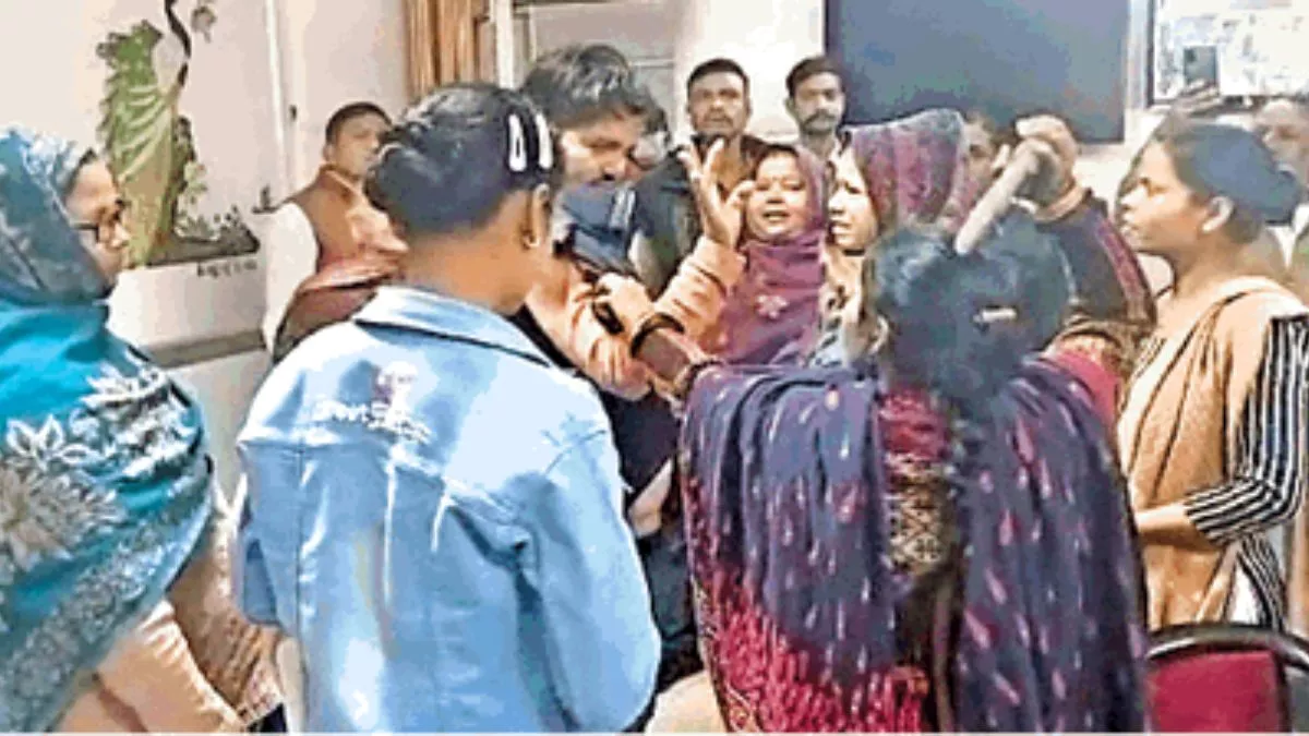 Agra News: जिला अस्पताल में दलाल को महिलाओं ने चप्पलों से पीटा, आपरेशन के लिए तीमारदारों मांग रहा था रुपये