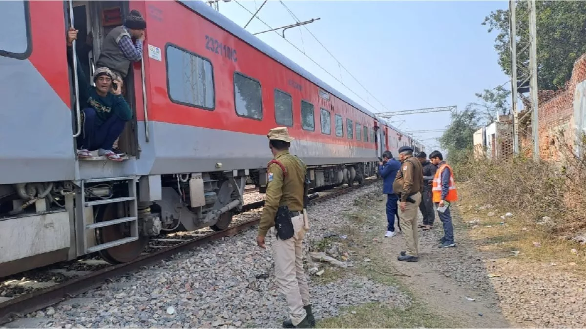 दिल्ली से कामाख्या जा रही थी ब्रह्मपुत्र एक्सप्रेस, तभी एसी कोच में हुआ कुछ ऐसा सहम गए यात्री; चारो ओर धुआं...