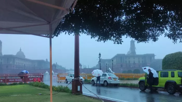 कड़ाके की ठंड, तेज हवाओं के साथ भारी बारिश ने बढ़ाई दिल्ली वालों की परेशानी