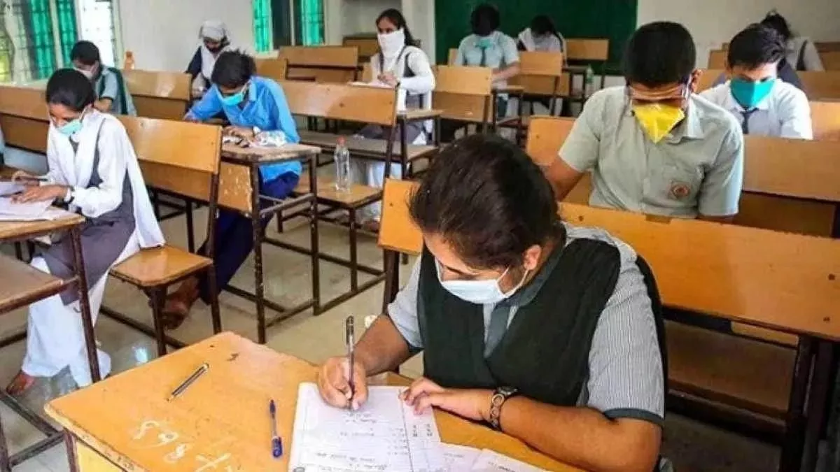 Bihar Inter Exam: इंटर परीक्षा में अचानक पहुंच गए अधिकारी, पहले दिन कदाचार के आरोप में दो छात्र निष्कासित