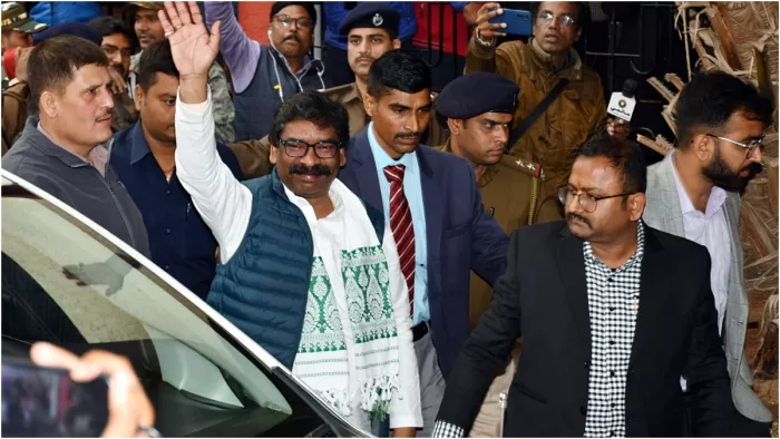 'हेमंत सोरेन ने ठुकराया भाजपा का ऑफर...', सियासी हलचल के बीच झामुमो सांसद का बड़ा बयान
