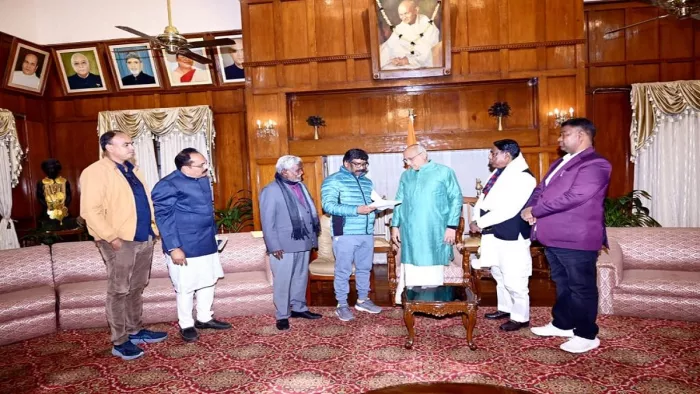 राजभवन में राज्यपाल को अपना इस्तीफा सौंपते हेमंत सोरेन।