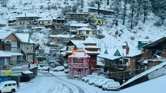 हिमाचल में बर्फ से लदे पहाड़, सात जिलों में जमकर Snowfall