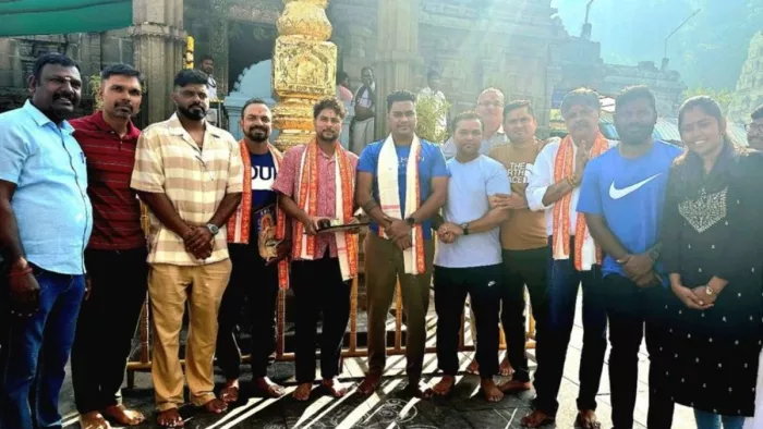 कुलदीप को इस दौरान एक मंदिर में दर्शन करते हुए देखा गया। फोटो- एक्स