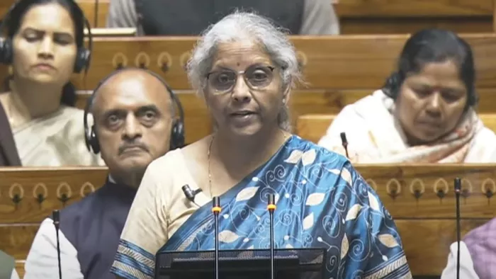 संसद में बजट पेश करती वित्त मंत्री निर्मला सीतारमण।.