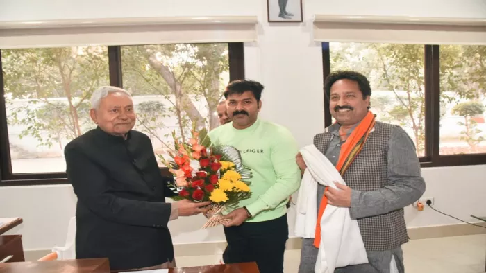 मुख्यमंत्री नीतीश कुमार से मुलाकात करते भोजपुरी स्टार पवन सिंह।