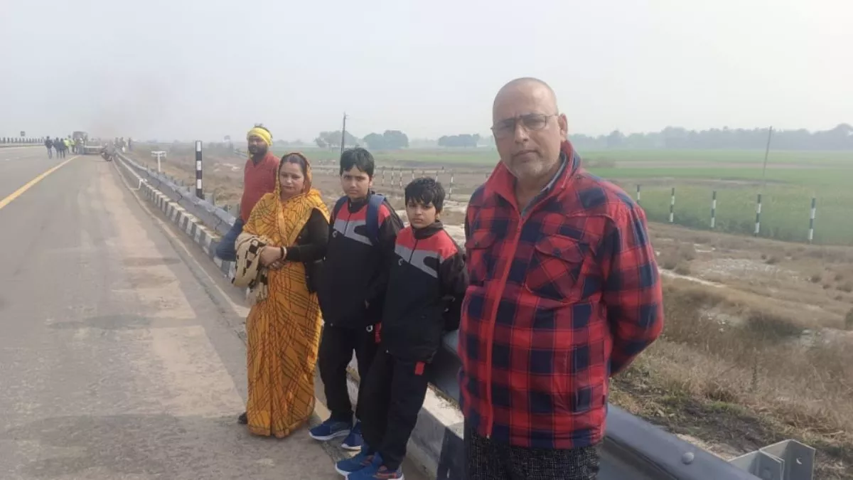 पूर्वाचल एक्सप्रेसवे पर आग का गोला बनी कार, बाल-बाल बचा परिवार; आग बुझाने से पहले ही खत्म हुआ टैंकर का पानी