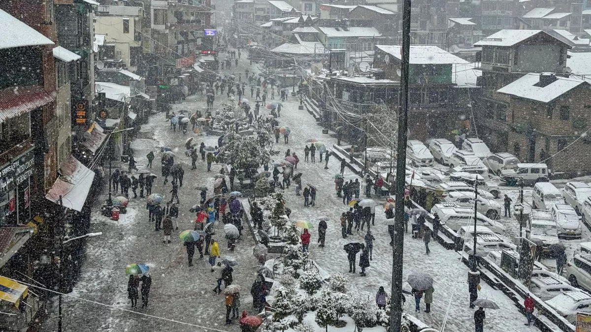 Weather Updates: हिमपात ने पर्वतीय राज्यों को दी राहत, पहाड़ों ने ओढ़ी सफेद चादर; दिल्ली-एनसीआर में बारिश से बढ़ी ठंड