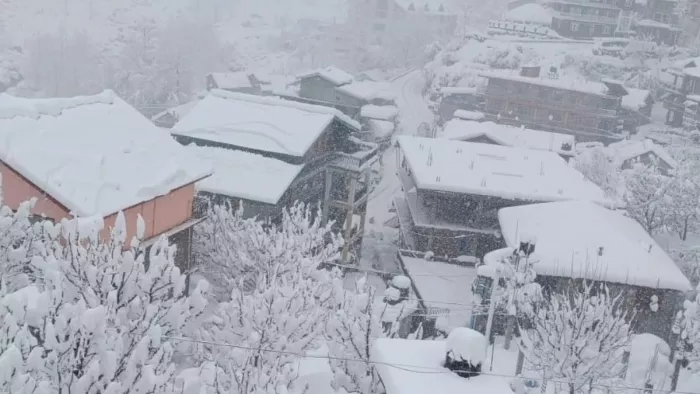 हिमाचल में बर्फ की चादर से ढके पहाड़, अटल टनल-मनाली सहित रोहतांग में चार फीट बर्फबारी