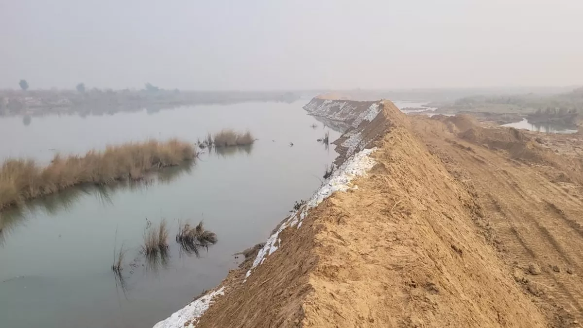 Aurangabad News: बालू खनन के लिए सोन नदी में बना दी बांध, मोड़ दी गई नदी की धारा, पुलिस-प्रशासन सब हैरान