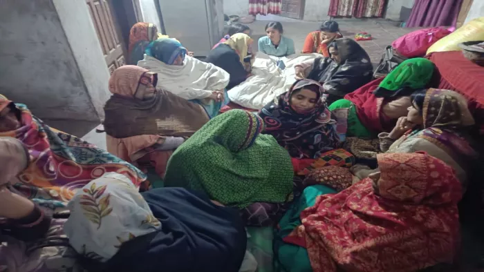 गाजीपुर हादसे के बाद रोते-बिलखते अमर के स्वजन। जागरण