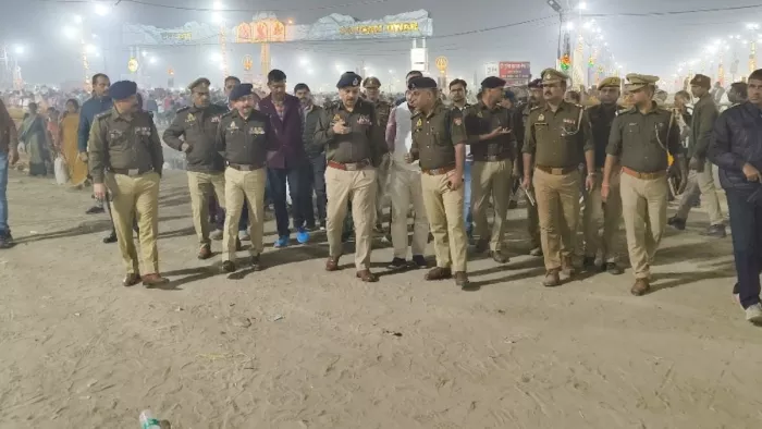 मेला क्षेत्र पहुंचे एसटीएफ चीफ एवं एडीजी कानून व्यवस्था अमिताभ यश। अधीनस्थ अधिकारियों को दिए निर्देश। साभार एसटीएफ