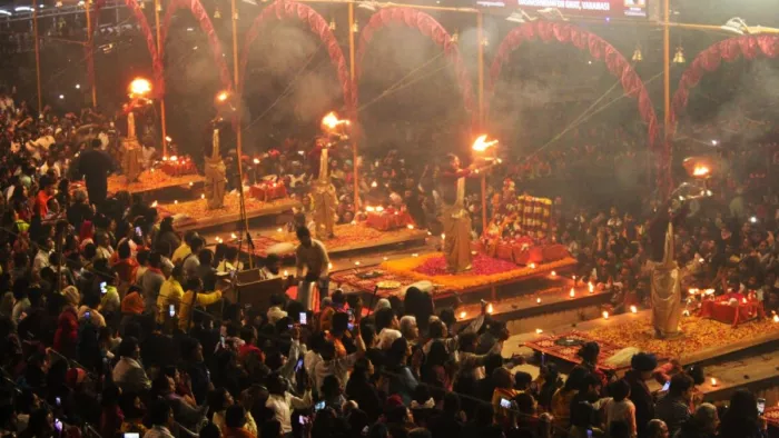 दशाश्वमेघ घाट पर सांध्य दैनिक गंगा आरती में उमड़ी भीड़। जागरण