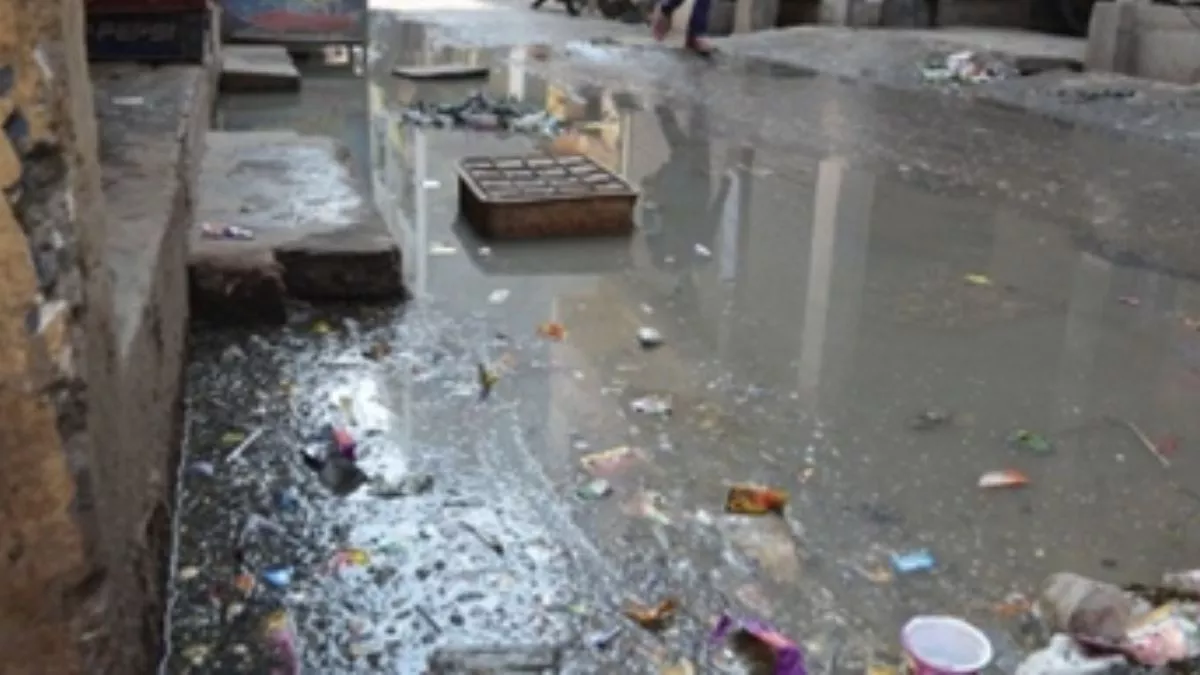Delhi: चुनाव से पहले हुआ सीवर ओवरफ्लो... गली में खाटू श्याम मंदिर, लोगों ने बयां किया दर्द