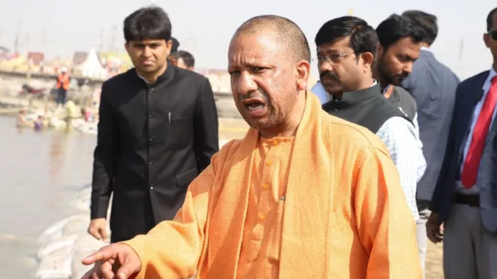 संगम घाट पर घटना स्थल का निरीक्षण करने पहुंचे मुख्यमंत्री योगी आदित्य। सौ. सूचना विभाग