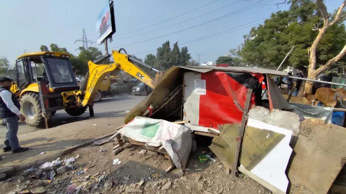 Bulldozer Action: इंदिरापुरम के साईं मंदिर के पास अतिक्रमण हटाती नगर निगम की टीम।जागरण