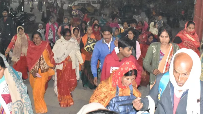 गोरखपुर रेलवे स्टेशन पहुंची श्रद्वालुओं की भीड़ ट्रेन से उतर कर घर की तरफ जाती हुई। जागरण