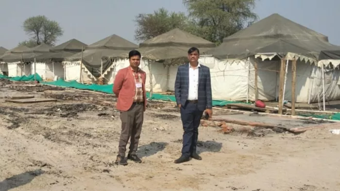 झूंसी में अवैध टेंट सिटी के बारे में पूछताछ और जांच करते प्रशासन, अग्निशमन अधिकारी। सौ पुलिस