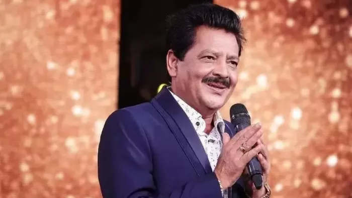 उदित नारायण ने फीमेल फैन को किया किस (Photo: Instagram)
