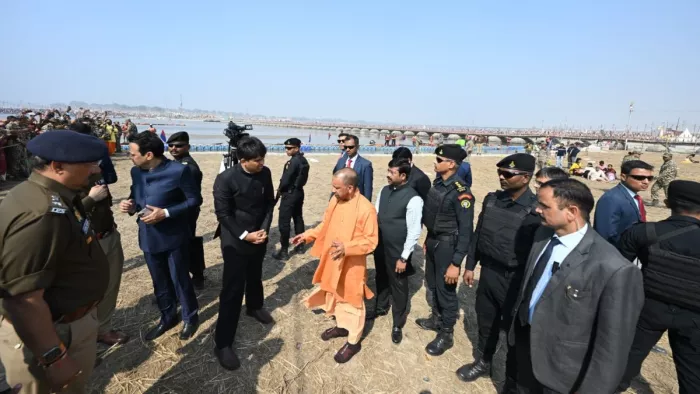 संगम नोज का CM योगी ने किया निरीक्षण