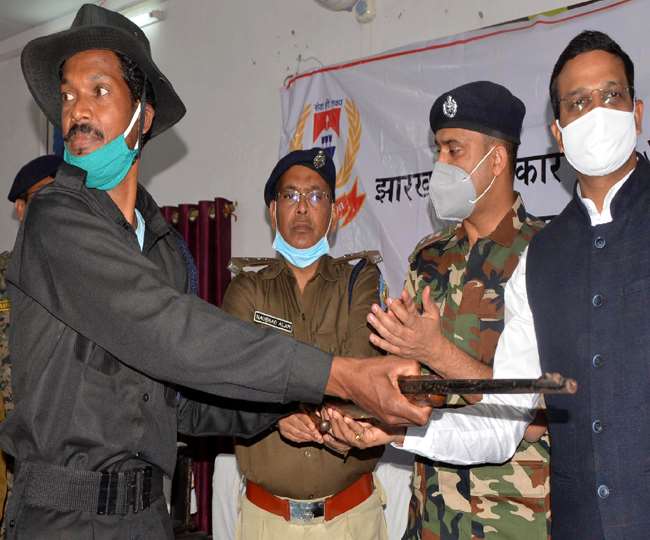 CPI Maoist Jeevan Kandulna 80 से ज्यादा मामलों में वांटेड रहा है।
