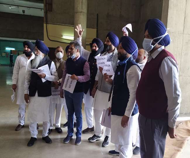 राज्यपाल गो बैक के नारे लगाते अकाली विधायक। जागरण