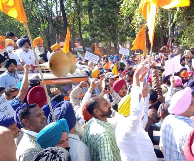 विधानसभा घेराव के लिए जाते अकाली। जागरण